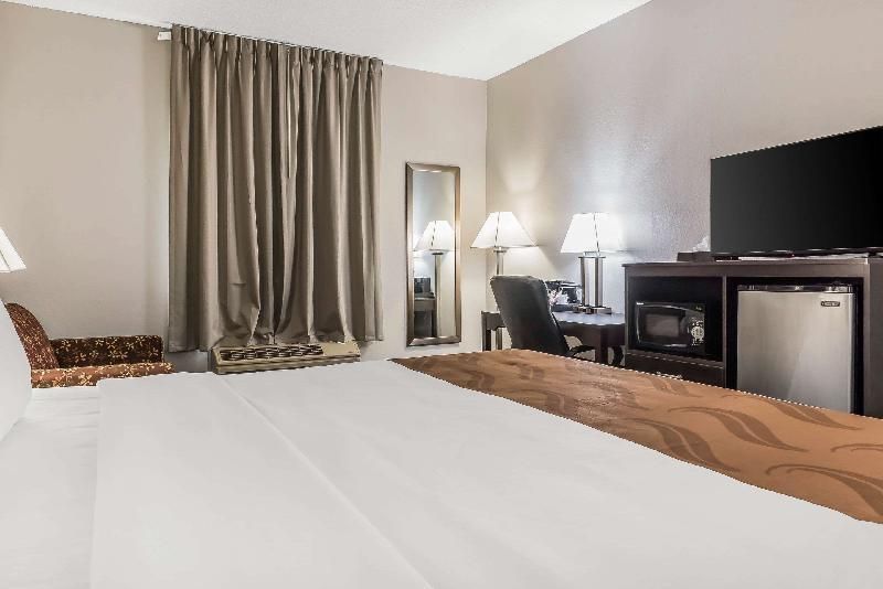 1 King Bed No Smoking, Accessible