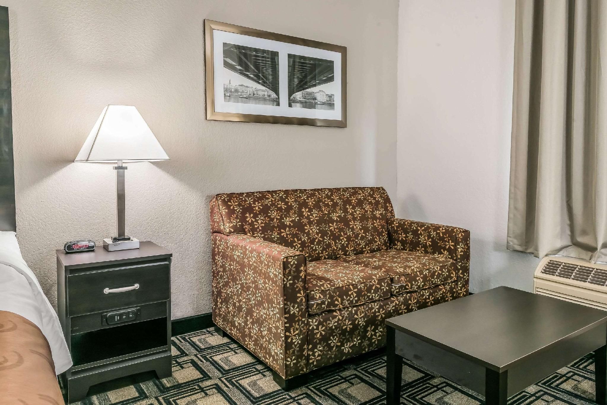 1 King Bed, Nonsmoking, Accessible