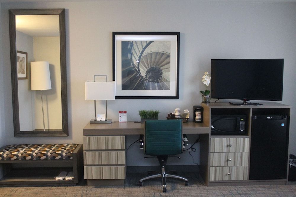 Best Western Toledo South Maumee Standard Room, 1 King Bed, Non Smoking, Jetted Tub 4