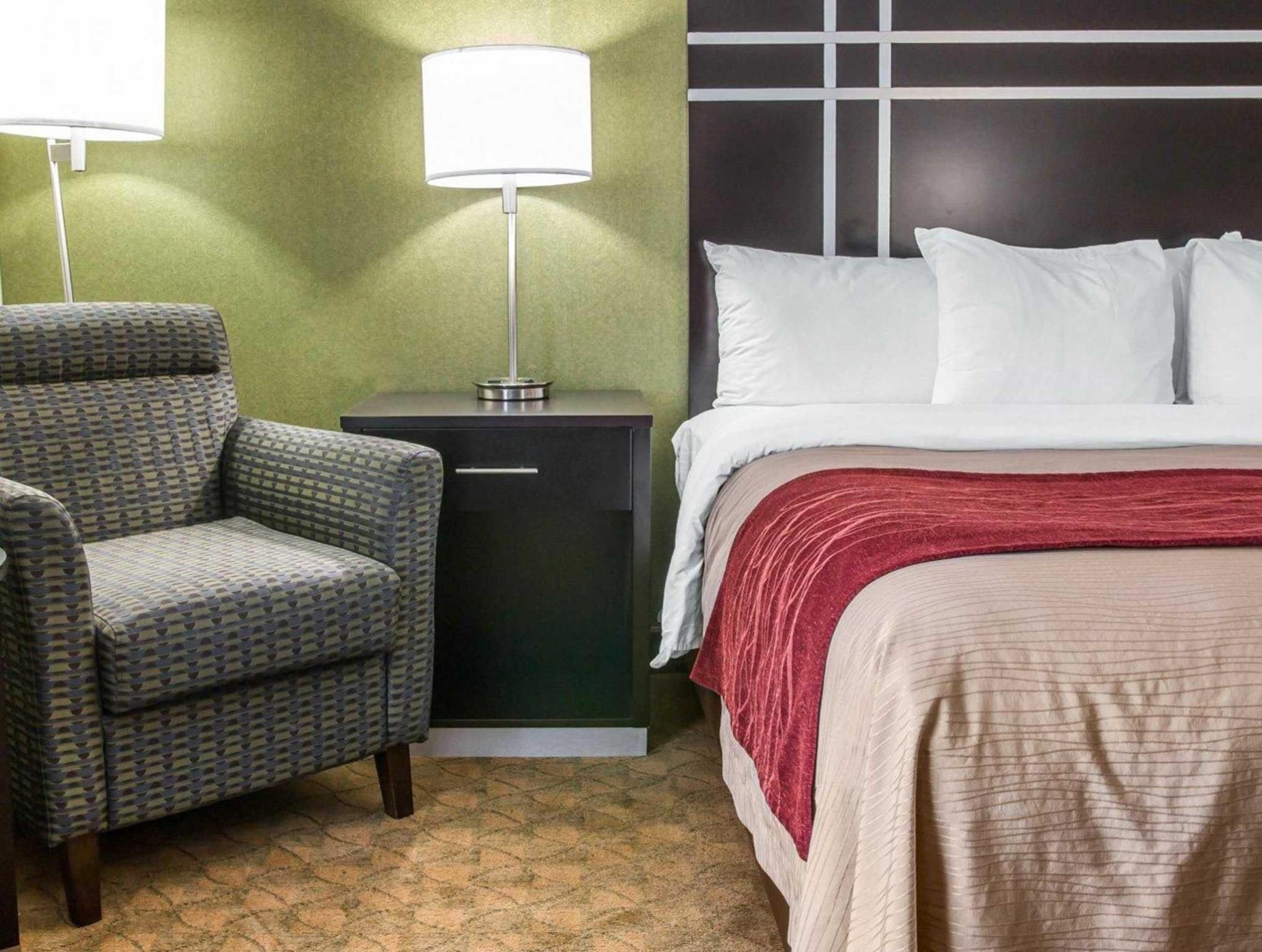 1 King Bed, Nonsmoking