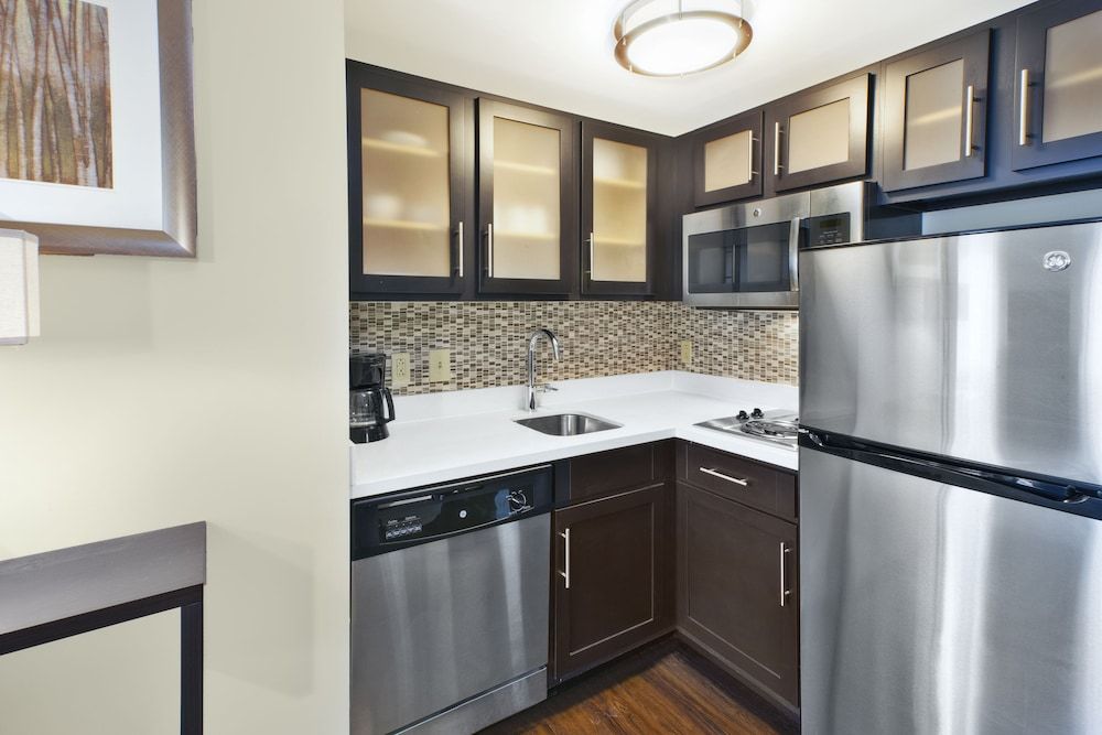 Studio Suite, 1 Queen Bed, Kitchen