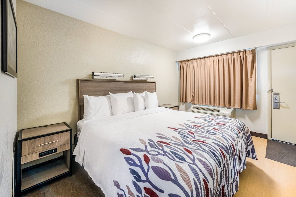 Red Roof Inn Dayton South - Miamisburg Deluxe Room, 1 King Bed (Smoke Free) 3