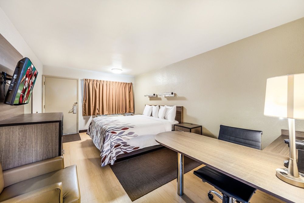 Red Roof Inn Dayton South - Miamisburg Superior Room, 1 King Bed (Smoke Free) 2