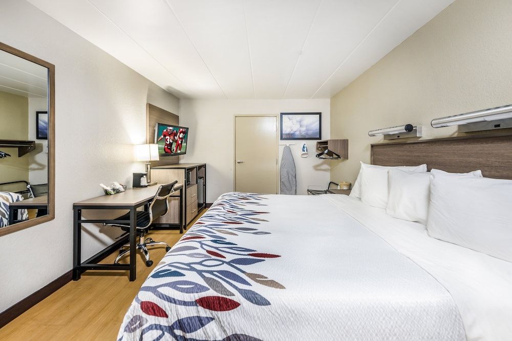 Deluxe Room, 1 King Bed, Accessible (Smoke Free)