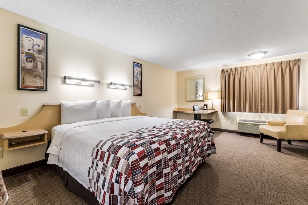 Red Roof Inn Cleveland Airport-Middleburg Heights Superior Room, 1 King Bed (Smoke Free) 3