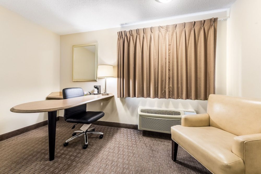 Red Roof Inn Cleveland Airport-Middleburg Heights Superior Room, 1 King Bed (Smoke Free) 4