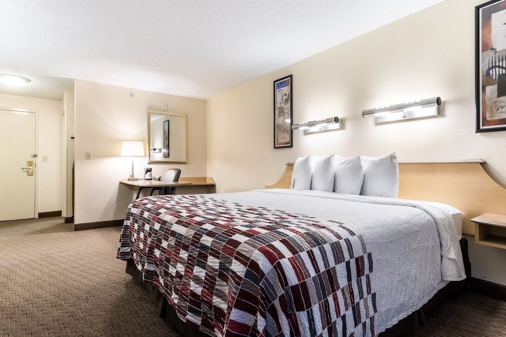 Red Roof Inn Cleveland Airport-Middleburg Heights Superior Room, 1 King Bed (Smoke Free)