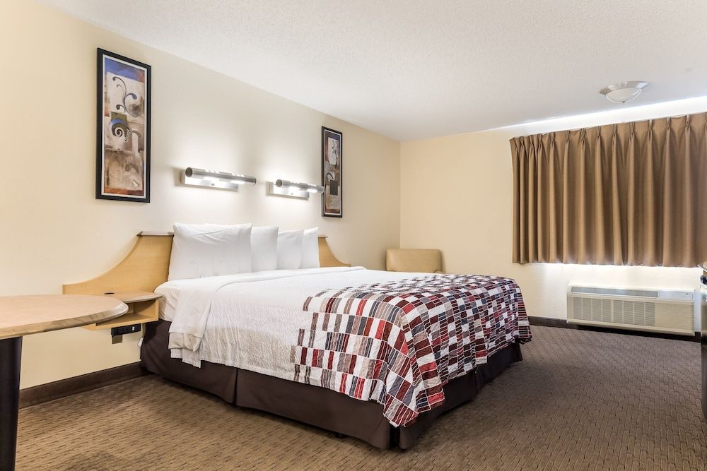 Red Roof Inn Cleveland Airport-Middleburg Heights Deluxe Room, 1 King Bed, Accessible (Smoke Free)