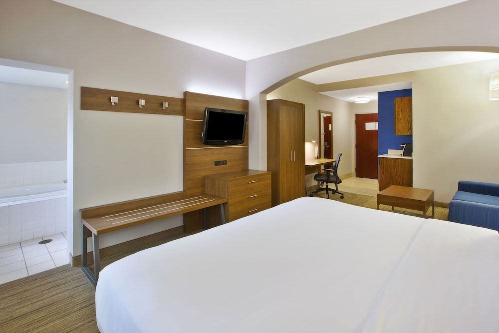 Suite, 1 Queen Bed, Accessible (Hearing, Roll-In Shower)