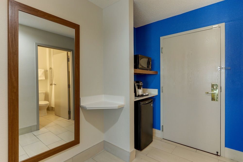 Standard Room, 1 King Bed, Accessible (Mobility, Accessible Tub)