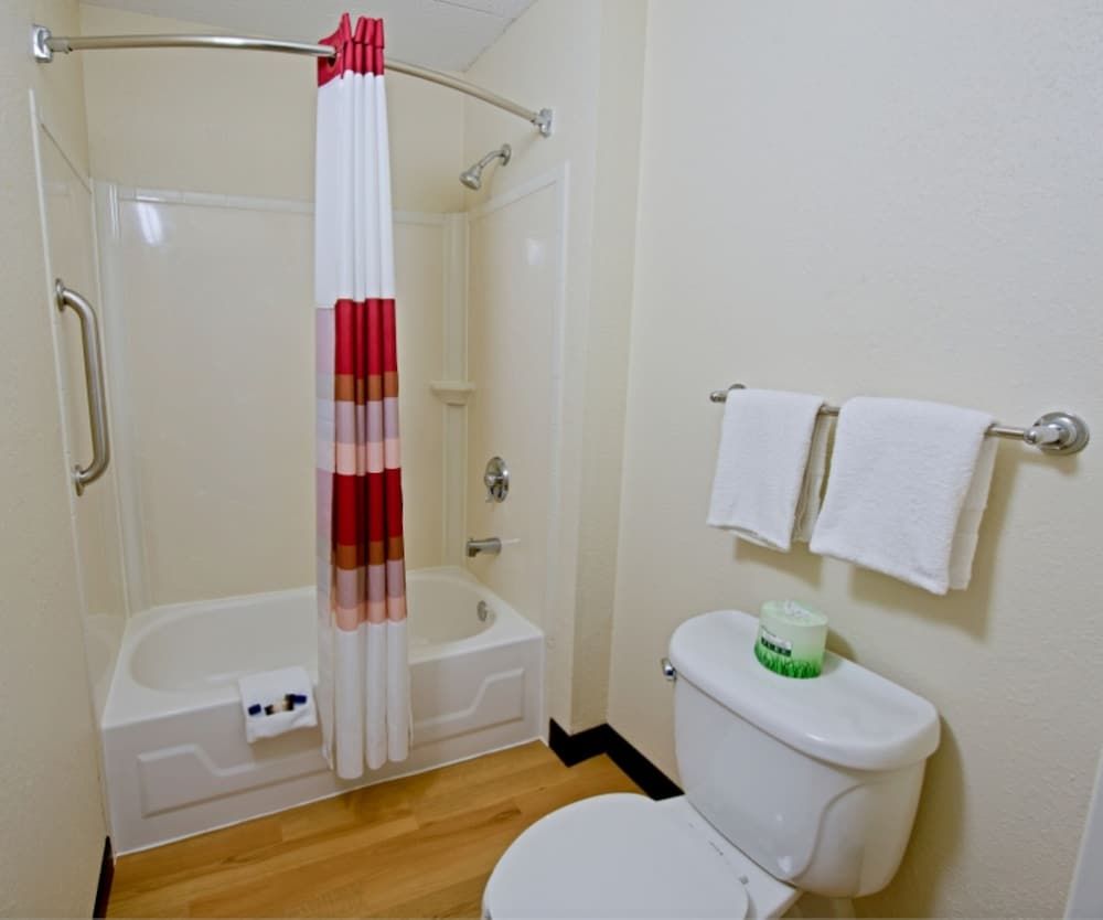 Red Roof Inn Canton Standard Room, 2 Double Beds (Smoke Free) 6