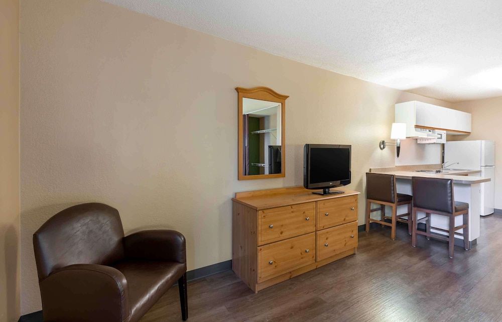 Extended Stay America Suites Cleveland Airport North Olmsted Studio, 1 Queen Bed, Non Smoking 5