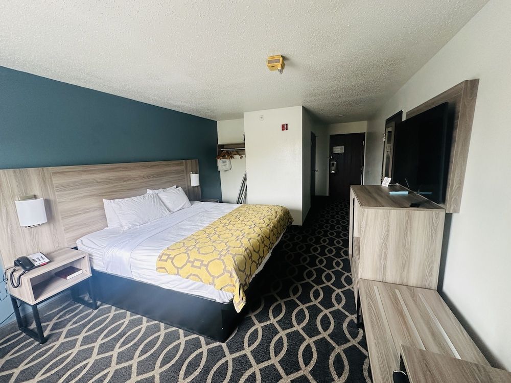 Room, 1 King Bed, Accessible, Non Smoking (Mobility)