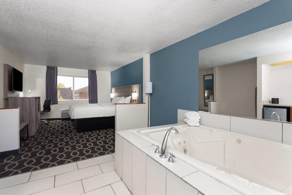 Deluxe Studio Suite, 1 King Bed, Non Smoking