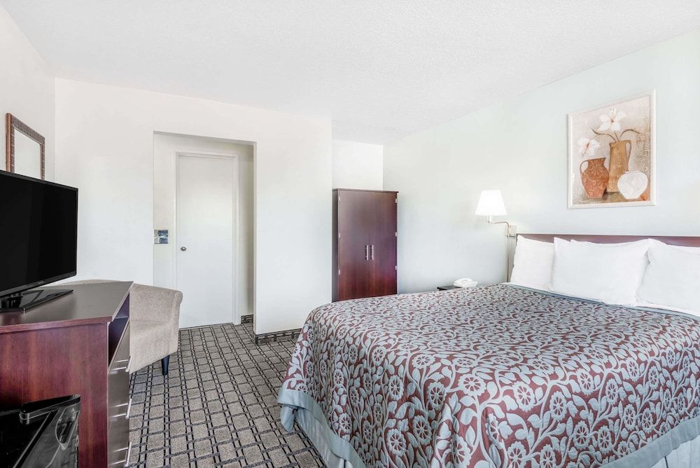 Room, 1 Queen Bed, Accessible, Non Smoking (Mobility, Bathtub w/Grab Bars)
