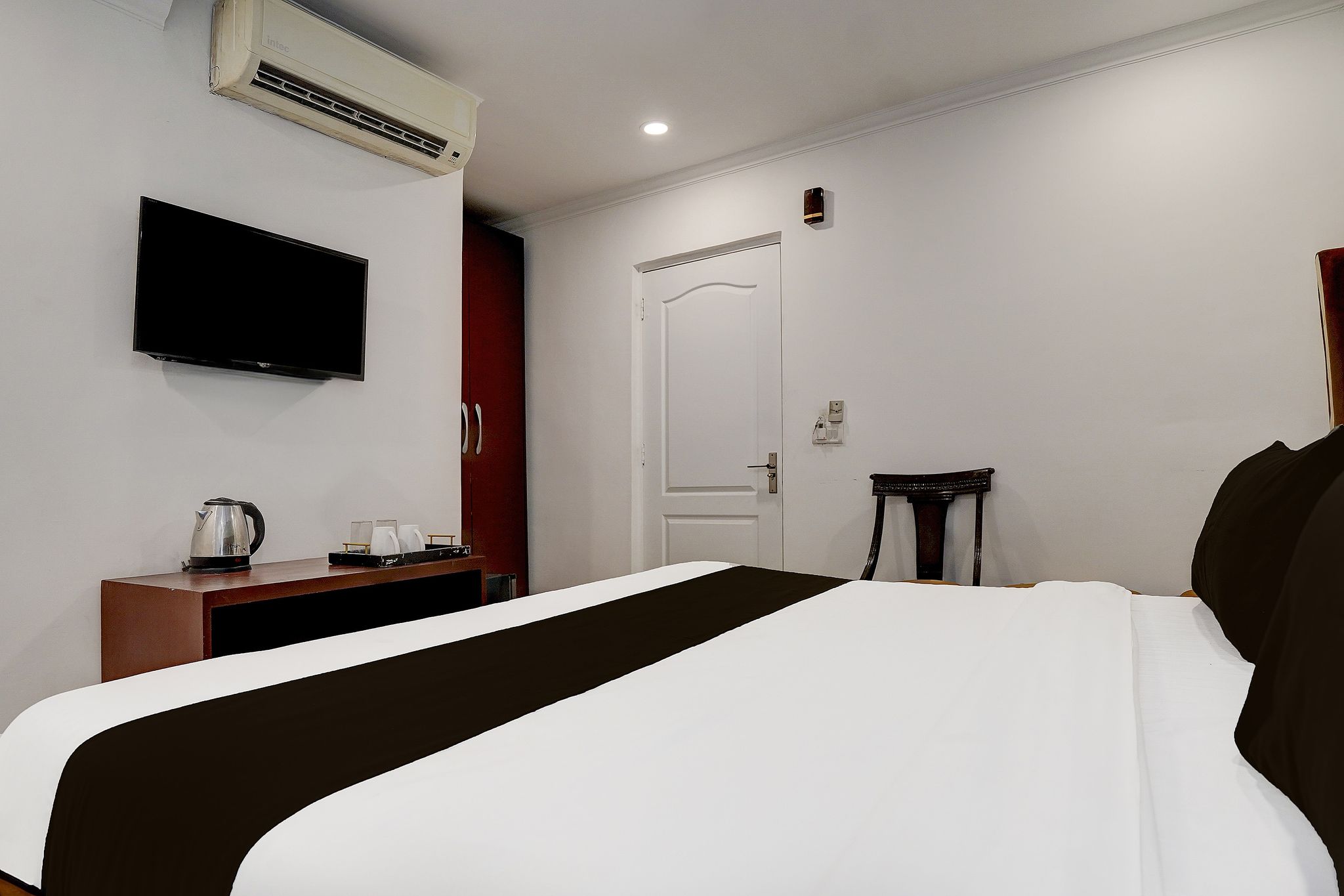 Collection O NH-8 Mahipalpur Classic 5