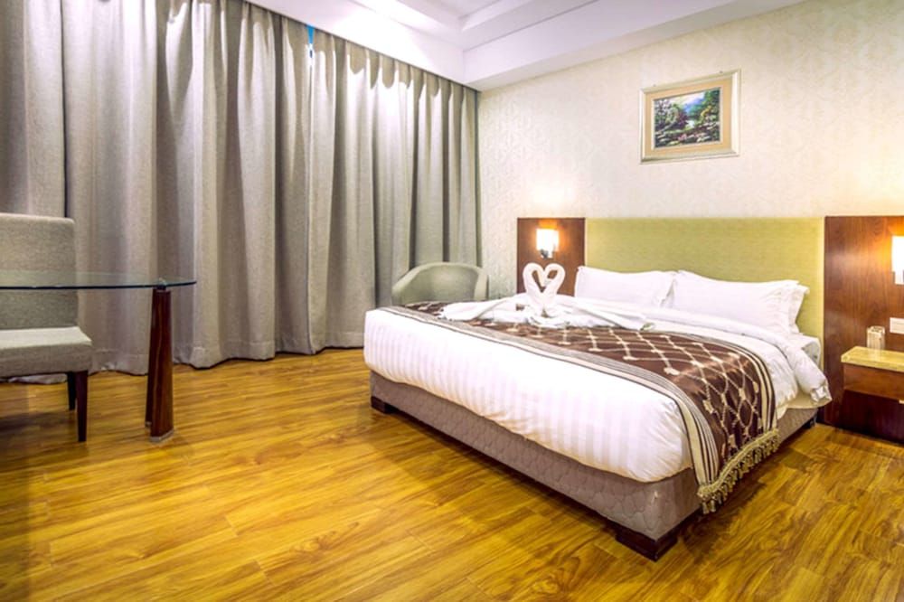 Suite, 1 King Bed, Non Smoking (Living Room)