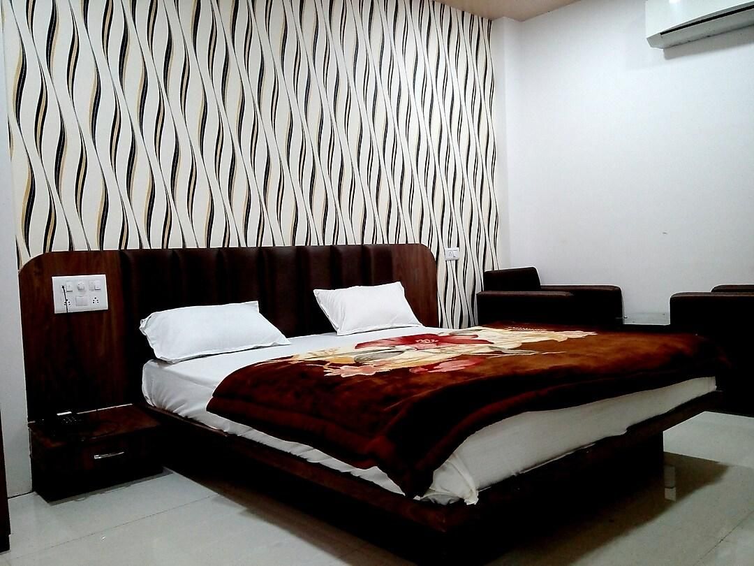 Deluxe AC Double Bed Room (No Parking)