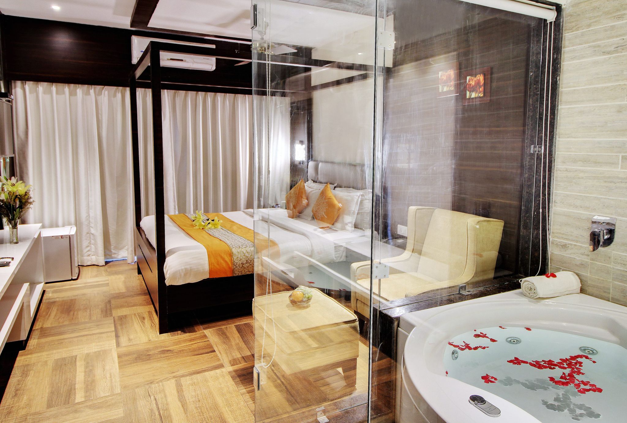 Opulent Room with Jaccuzi