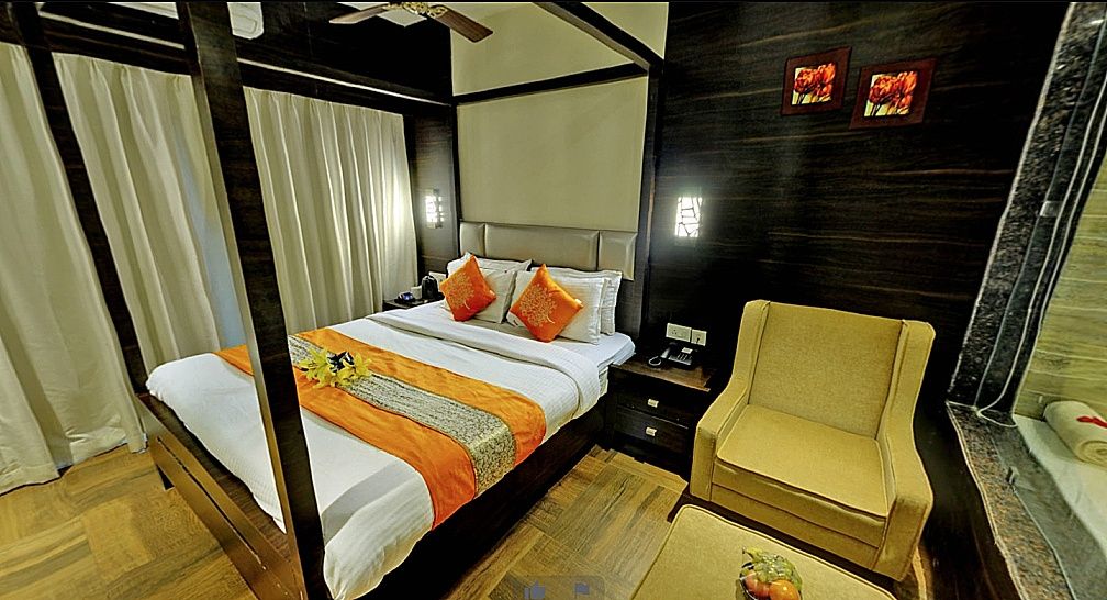 Opulent Room with Jaccuzi