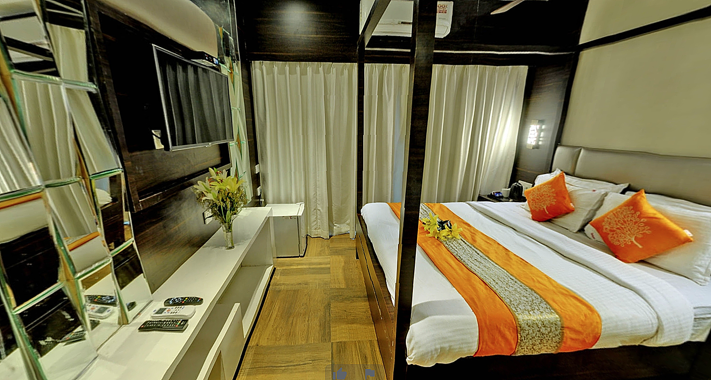 Opulent Room with Jaccuzi