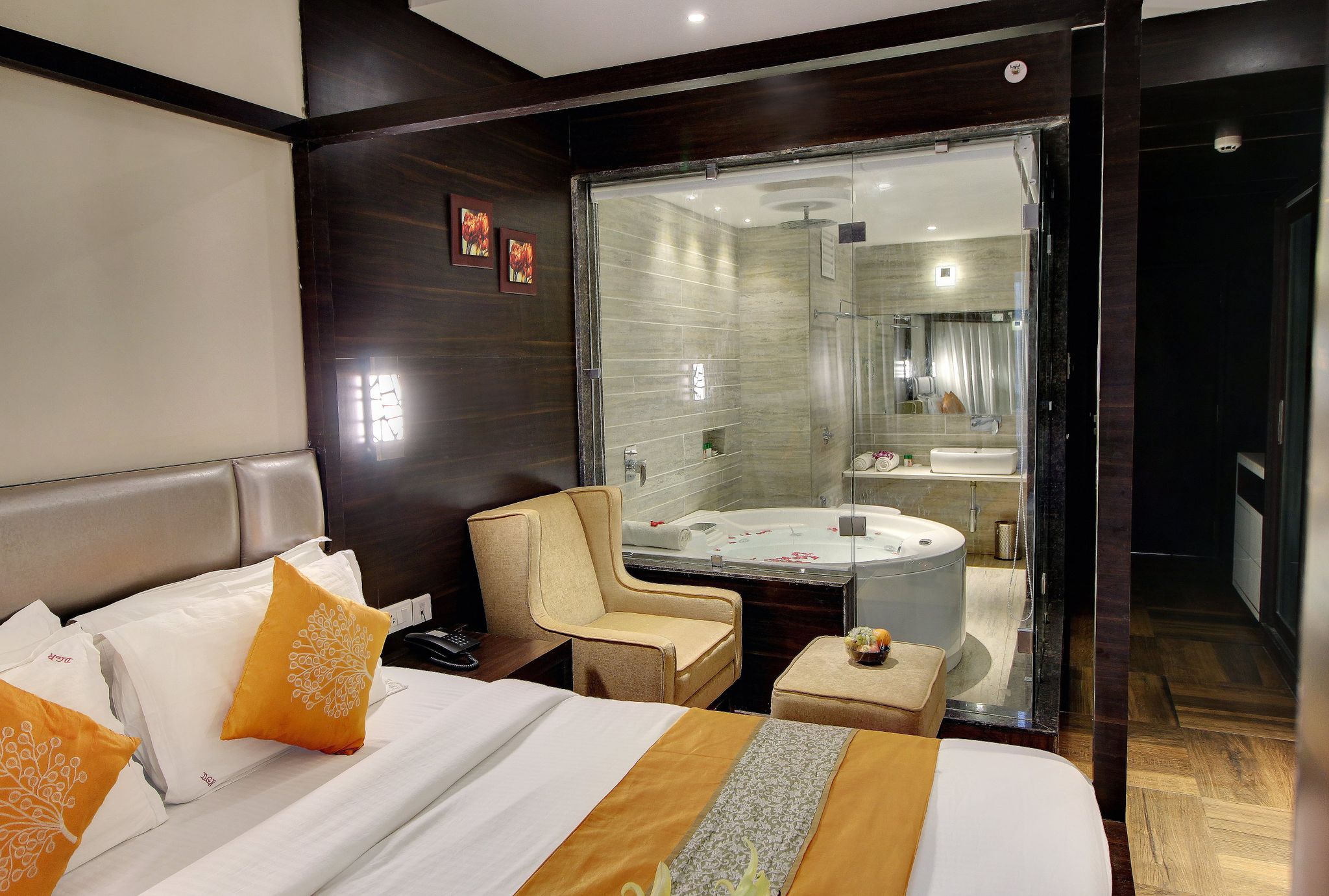 Opulent Room with Jaccuzi