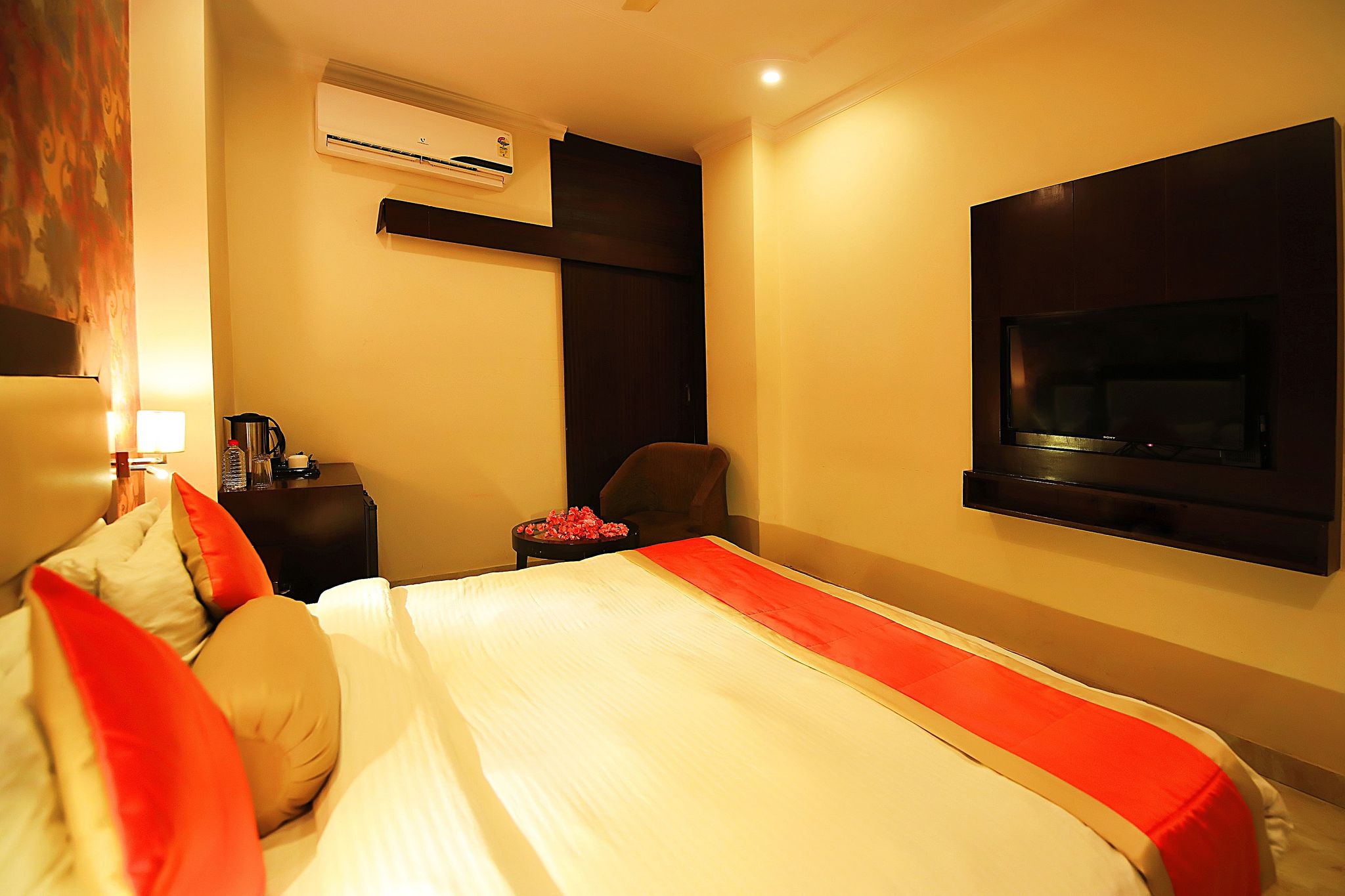 V One Pride Deluxe Double Room 11