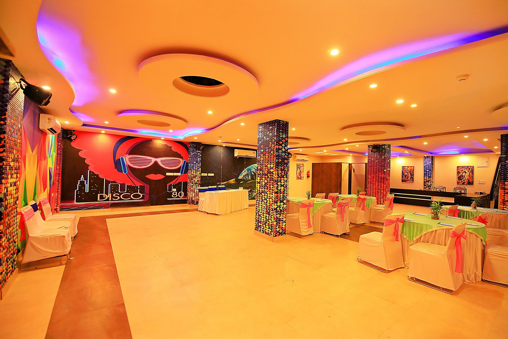 V One Pride Deluxe Double Room 2