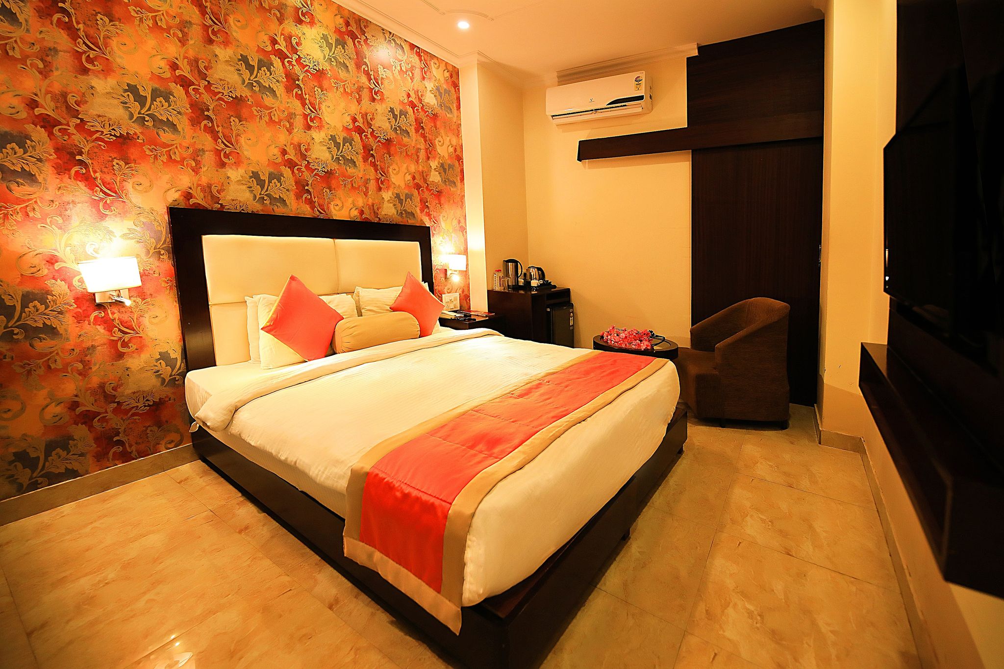 V One Pride Deluxe Double Room 4