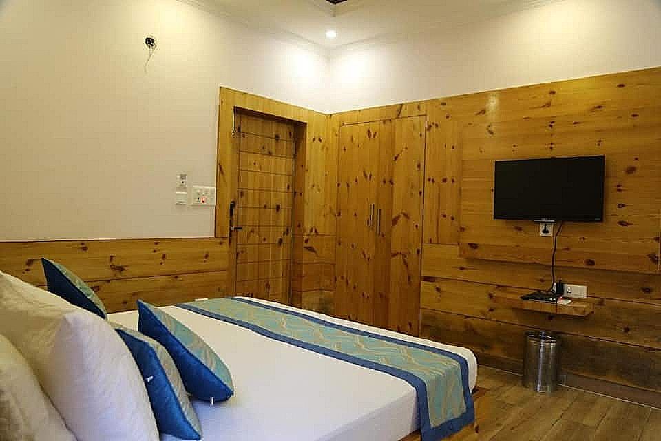 Quartz Himalayan Brothers AC (Hot and Cold )Luxury Pocket Ground Floor with Balcony 5