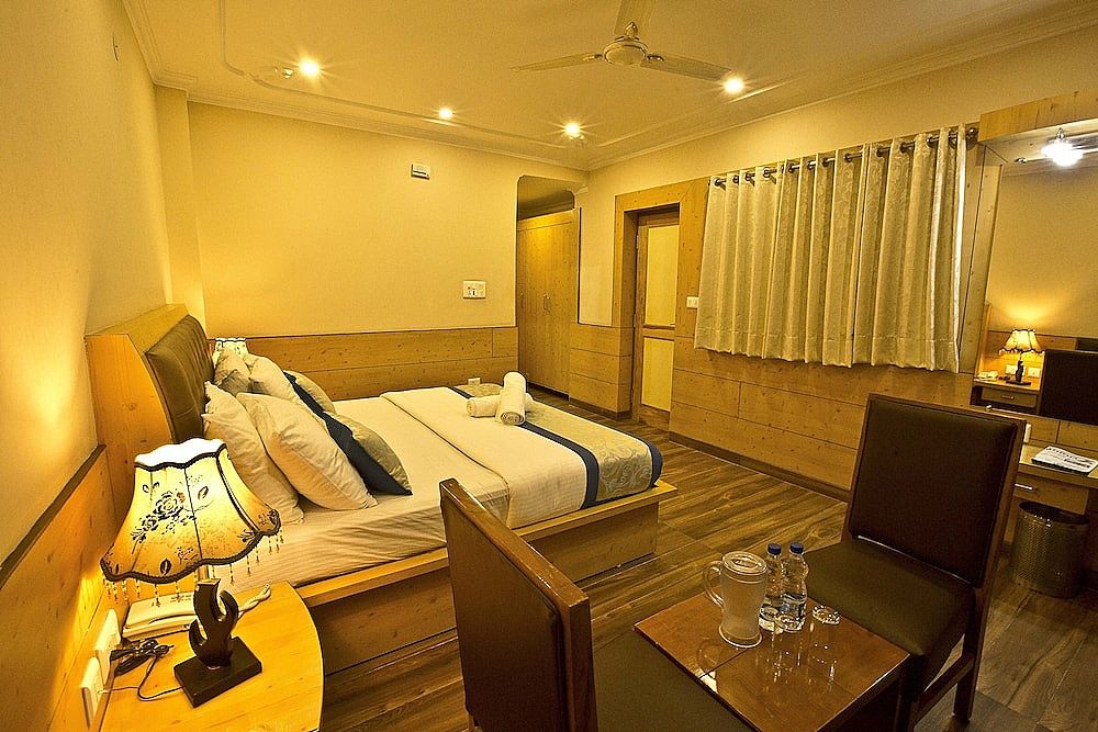 Superior Room, 1 King Bed, Hill View