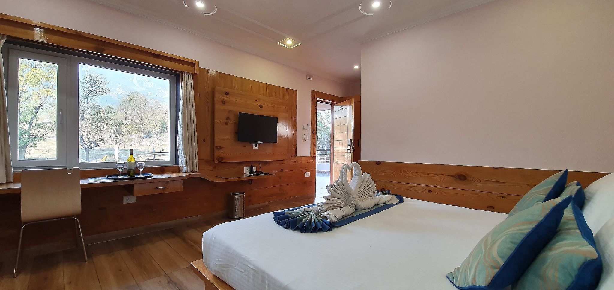 AC (Hot and Cold ) Junior Suite Ground Floor with Balcony Garden and Mountain View
