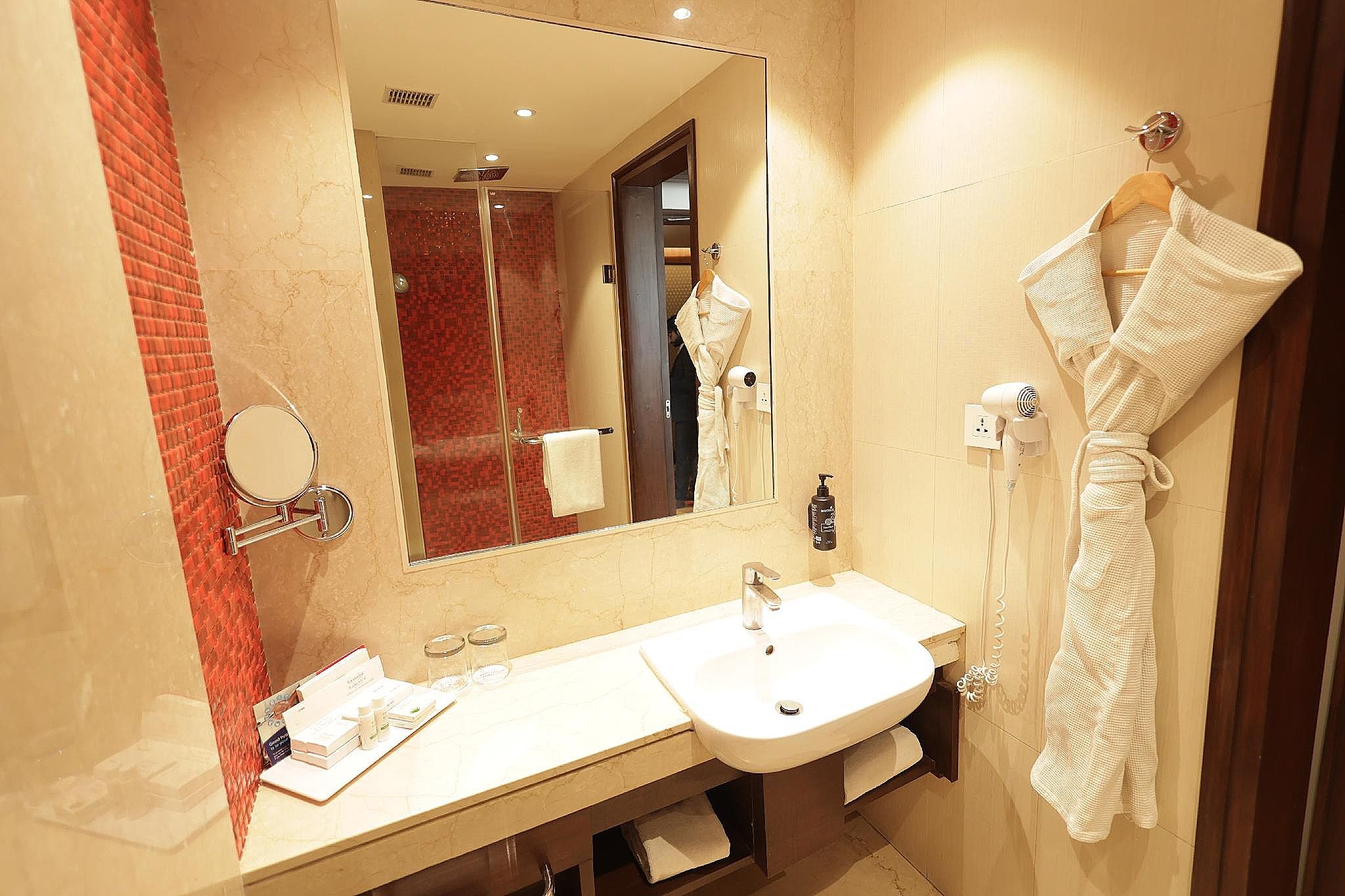  Ramada by Wyndham Lucknow Hotel & Convention Centre 1 Queen Bed Smoking Room 2