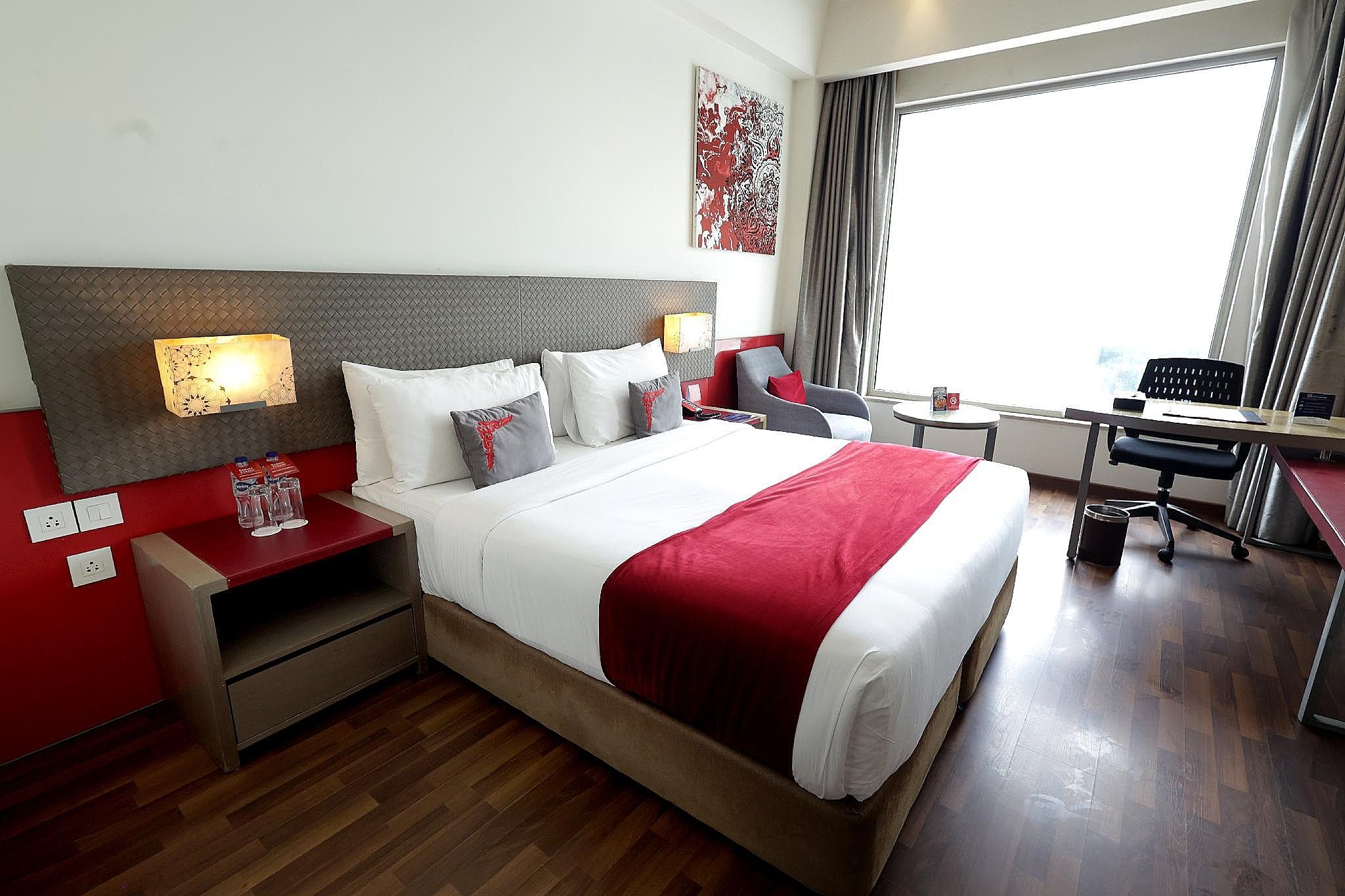  Ramada by Wyndham Lucknow Hotel & Convention Centre 1 Queen Bed Smoking Room