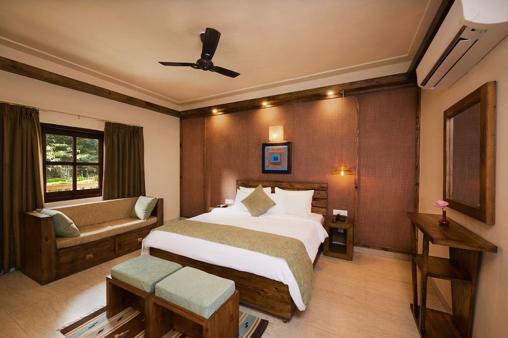 Acorn Hideaway Resort & Spa Luxe Room 2
