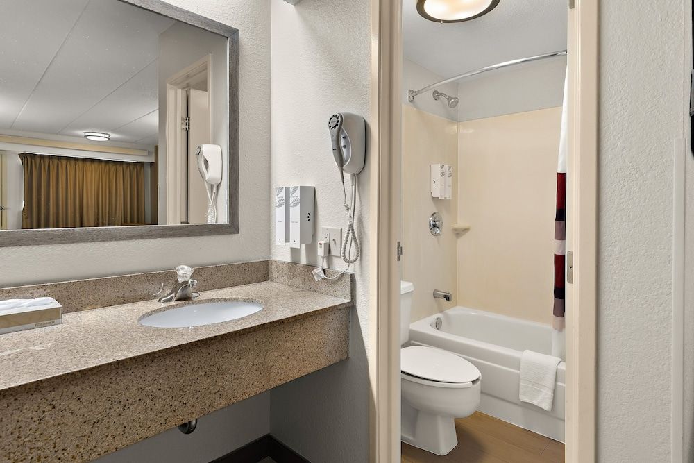 Red Roof Inn Cleveland - Westlake Standard Single Room, 2 Double Beds (Smoke Free) 5