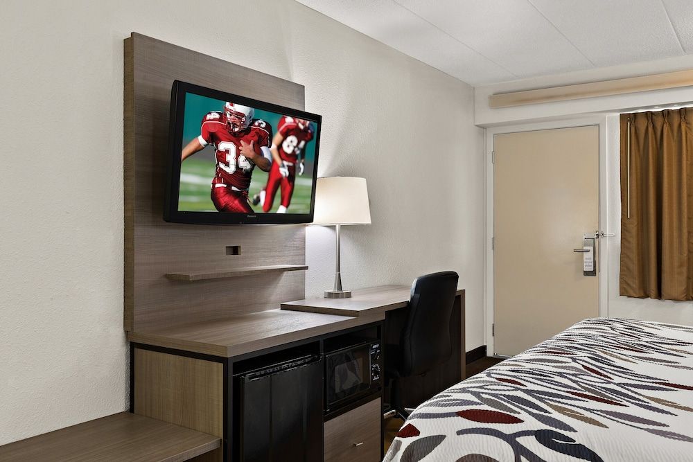 Red Roof Inn Cleveland - Westlake Superior Room, 1 King Bed, Accessible (Smoke Free)