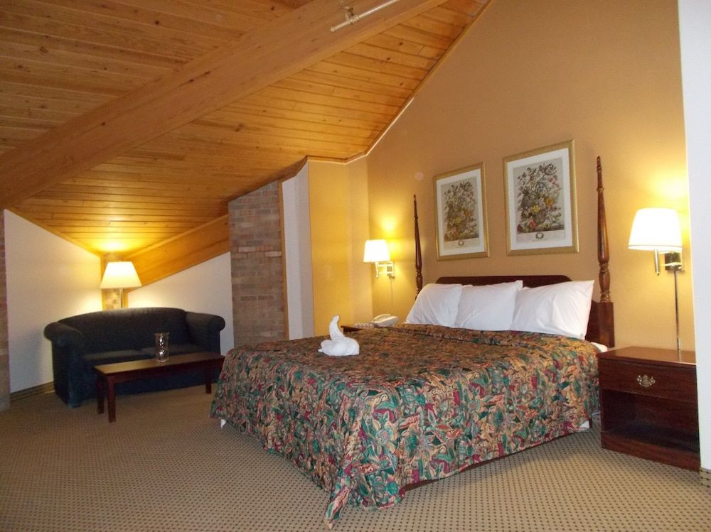 Deluxe Single Room, 1 King Bed, Non Smoking, Refrigerator & Microwave