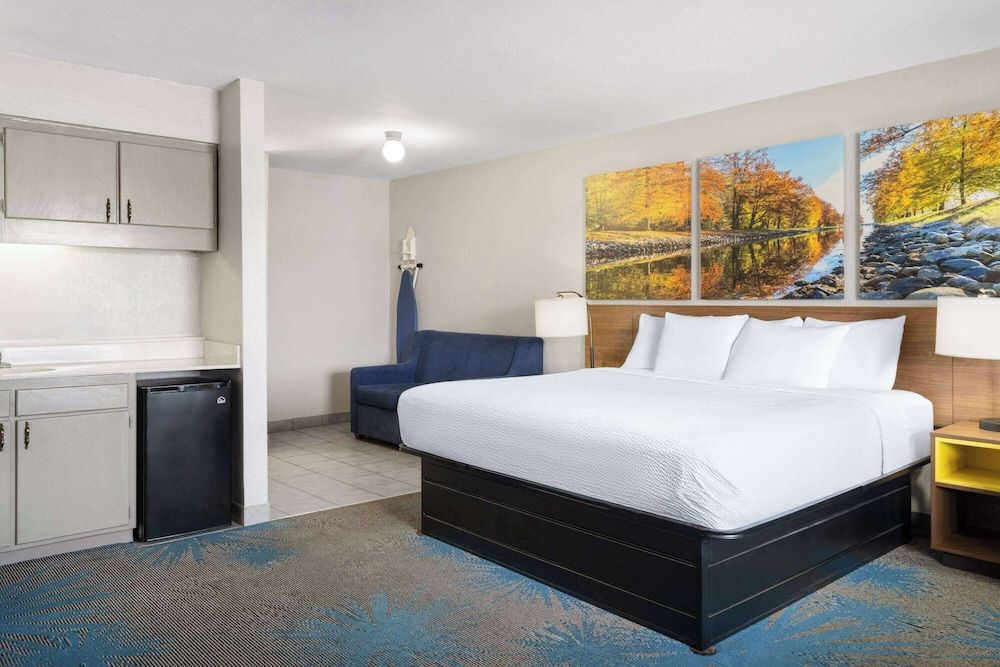 Standard Room, 1 King Bed NON SMOKING ROOM