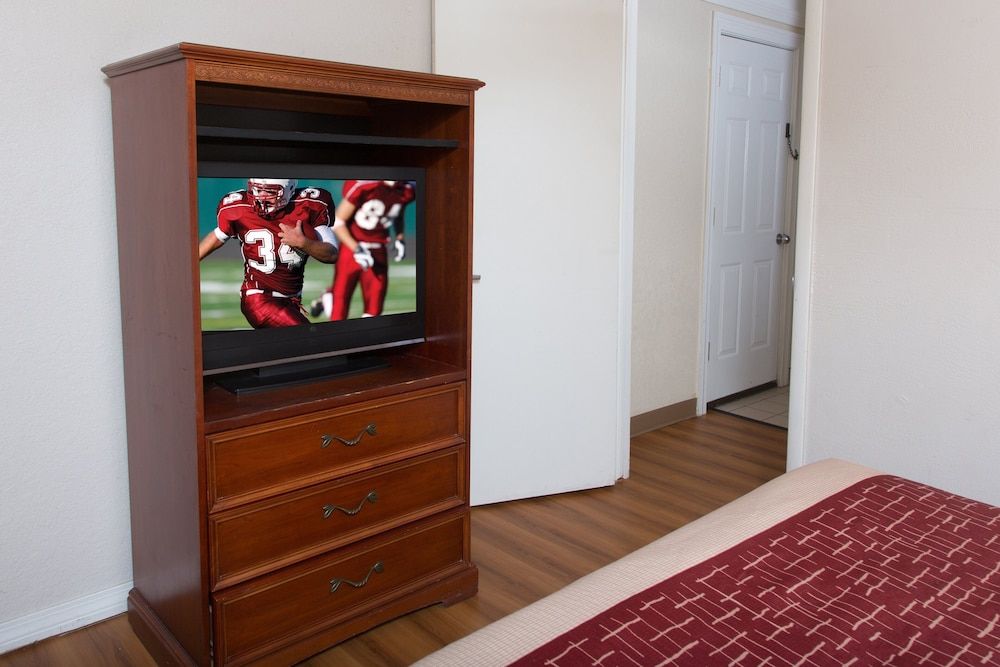 Red Roof Inn Ardmore Suite, 1 King Bed, Smoking, Kitchenette 3