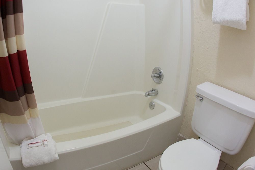 Red Roof Inn Ardmore Suite, 1 King Bed, Smoking, Kitchenette 13