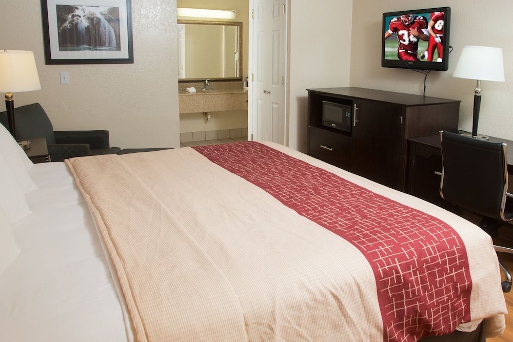Red Roof Inn Ardmore Suite, 1 King Bed, Smoking, Kitchenette 4