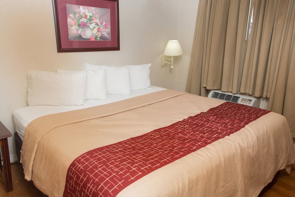 Red Roof Inn Ardmore Suite, 1 King Bed, Smoking, Kitchenette 5