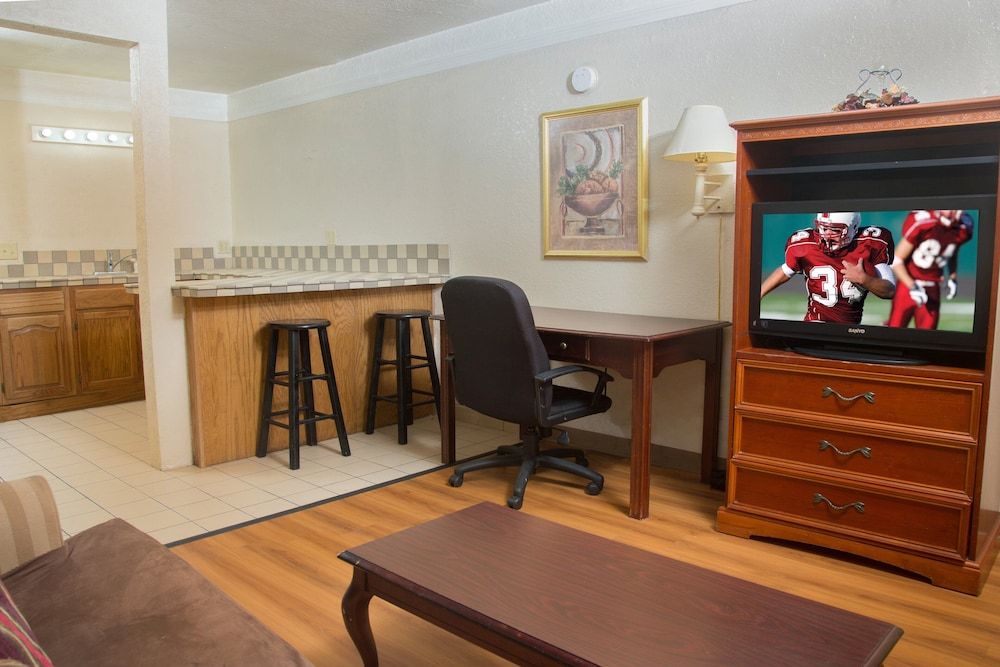 Red Roof Inn Ardmore Suite, 1 King Bed, Smoking, Kitchenette 2