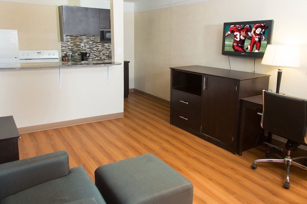 Red Roof Inn Ardmore Suite, 1 King Bed, Smoking, Kitchenette 11