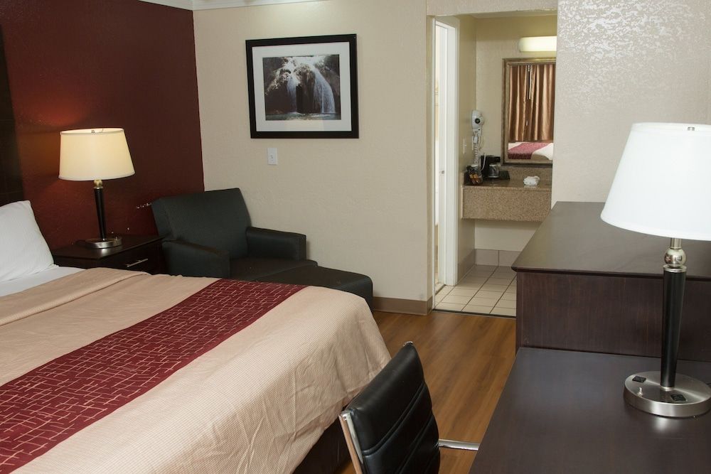 Red Roof Inn Ardmore Suite, 1 King Bed, Smoking, Kitchenette 6