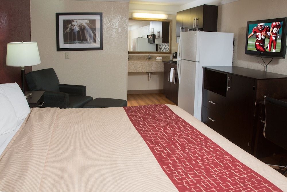 Red Roof Inn Ardmore Suite, 1 King Bed, Smoking, Kitchenette 7