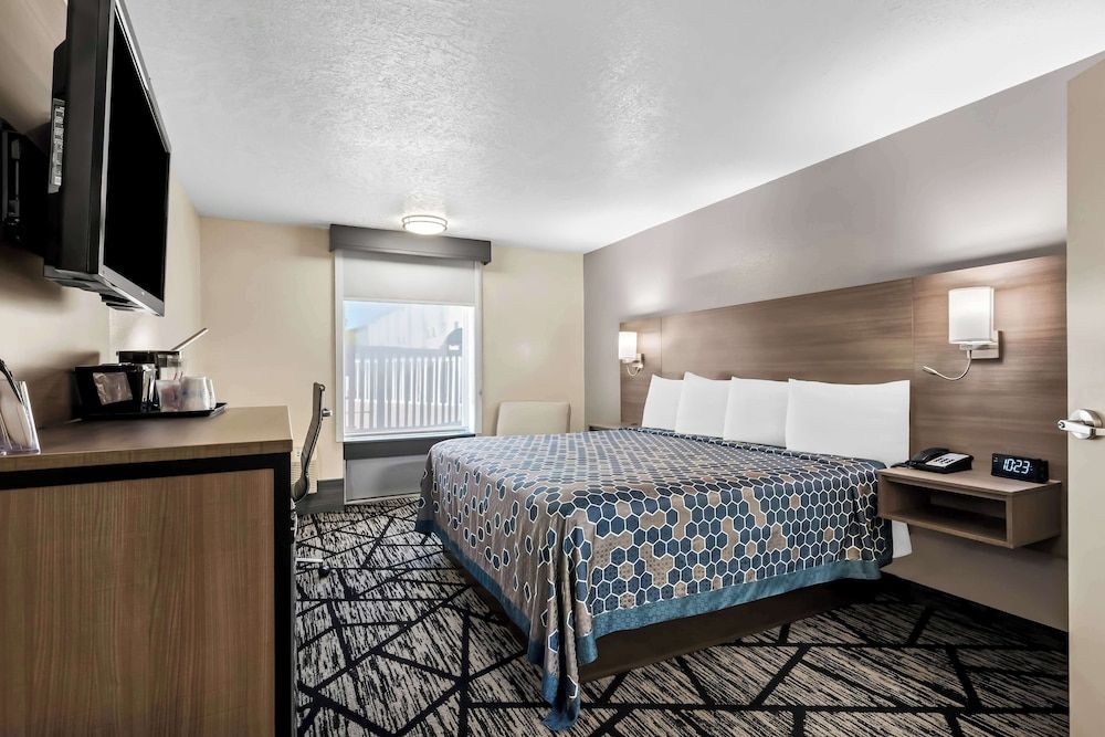 Standard Room, 1 Queen Bed, Accessible, Refrigerator & Microwave (Walk-in Shower)