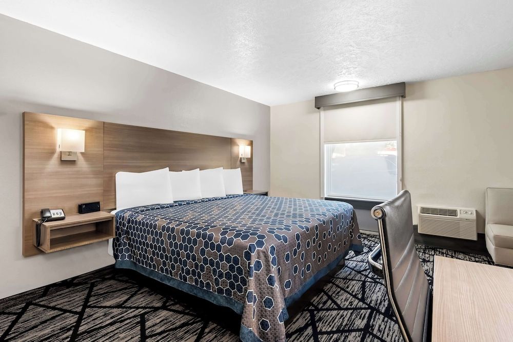 Standard Room, 1 King Bed, Non Smoking, Refrigerator & Microwave (Larger Room)