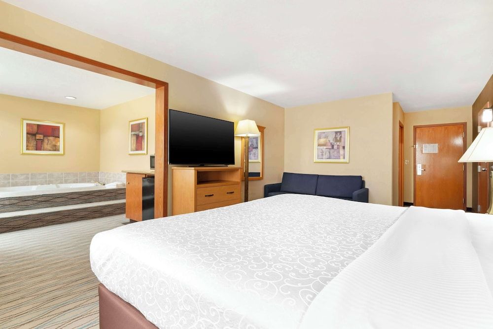Honeymoon Suite, 1 King Bed with Sofa bed, Non Smoking, Jetted Tub (with Sofabed)